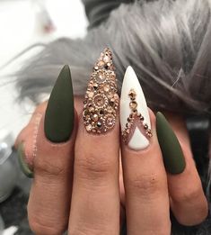 Olive green,white, and gold nails Bling Stiletto Nails, Simple Stiletto Nails, Nagel Stamping, Pedicure Gel, 2019 Nails, Fall Acrylic, Golden Nails, Nails Stiletto