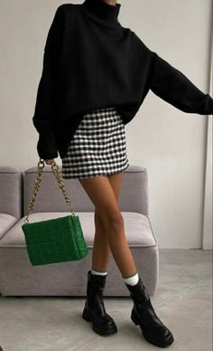 Chunky Black Boot Outfits, Black Boots Outfit, Outfit Autumn, Winter Skirt Outfit, Italy Outfits, Miniskirt Outfits, Outfits Spring, Autumn Street Style, Cute Fall Outfits