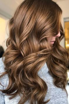 13 Ideas para renovar tu cabello este otoño-invierno Brunette Ombre, Golden Brown Hair, Gorgeous Hair Color, Brown Hair Balayage, Winter Hair Color, Brown Highlights, Brunette To Blonde, Ombre Hair Color