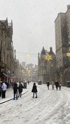 Snow on cockburn street this morning ❄️#edinburgh #scotland #cosy #snow #winter #christmas #frost #travel Edinburgh Scotland Christmas, Snow In Uk, Edinburgh Snow, Christmas Edinburgh, Cold Vacation, Scotland In Winter, Edinburgh Winter, Winter Core, Edinburgh Christmas