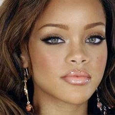 Bad gal riri Rihanna Makeup Bossy Makeup Look, Y2k Makeup Eyeliner, Early 2000s Eye Makeup, 2000s Natural Makeup, 2000s Video Vixen Makeup, 90s Editorial Makeup, Y2k Make Up, Aaliyah Makeup, 2009 Makeup