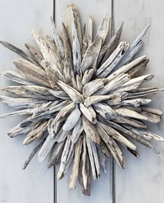 Picture of driftwood assembled in a way to resemble a starburst Be One With Nature, Tre Kunst, Driftwood Wreath, Summertime Crafts, Diy Beach Decor