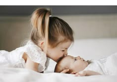 Newborn And Sister Photoshoot, New Born Baby Shoot With Siblings, Infant And Sibling Photo Ideas, Newborn Photo Siblings, Newborn Brother And Big Sister, Newborn And Sibling Photos, Sibling Baby Photos, Newborn Photography With Sister, New Sibling Pictures