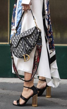 Christian Dior Saddle Bag Outfit, Saddle Bag Outfit, Dior Saddle Bag Outfit, Zapatillas Louis Vuitton, Christian Dior Saddle Bag, Bag Outfit, Dior Saddle, Fashion Blogger Style, Elegante Casual