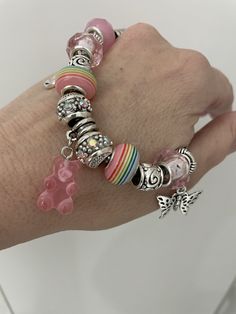 ** BITTE LESEN SIE VOR DEM KAUF ** Gummibärchen Armband | Rosa Gummibärchen Armband | Silberarmband | Gummibärchen Charm Armband | Bär Armband | Mädchen Armband | Rosa Bär * WENN SIE DEN ARTIKEL VON EINEM HANDY ANZEIGEN, KÖNNEN SIE WISCHEN, UM WEITERE PRODUKTFOTOS ZU SEHEN * * Dieses Angebot gilt für 1 Bettelarmband Verschlussart: Karabiner Maße: 17,8 cm lang, mit 5 cm Expander - Dieses Armband ist mit hochwertiger Edelstahl ""Schlange Kette"" gemacht." - Perlen werden aus verschiedenen Material Bear Bracelet, Girls Bracelet, Pink Bear, Gummy Bear, Small Cards, Clear Resin, Pink Bracelet, Gummy Bears, Bracelet Silver