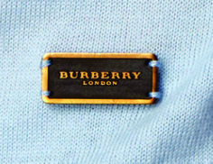 aplique metálico Burberry London. Fashion Communication, Graphic Design Marketing, S Logo Design, Types Of Lettering, Denim Accessories, Fashion Inspiration Design, Metal Accessories, Burberry London