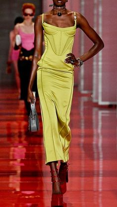 Prinsess Dresses, Versace Fall Winter 2022, High Fashion Branding, Haute Couture Dresses, Winter 2022, Glam Dresses, Glamour Fashion, Fashion Seasons