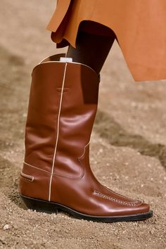 Chloe Fashion, Chloe Shoes, Winter 22, Trending Boots, Fall Fashion Trends, Fashion Show Collection, Fall 2022, Winter Shoes, Boots Outfit