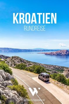 a bus driving down the road next to a lake and mountains with text overlay reading kroatien rundrese