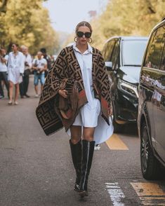 Best Fashion Week Street Style From Milan And Paris @camilacarril Classy Street Style, Jacket Outdoor, Older Women Fashion, Women Fashion Edgy, Fashion Scarf, Fashion Tips For Women, Fashion Week Street Style