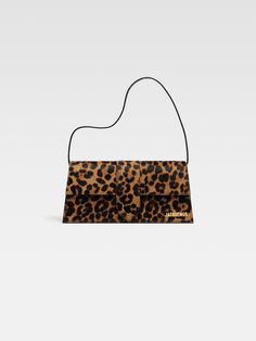 Official website Le Chiquito Long, Leopard Print Bag, Jacquemus Bag, Camila Morrone, Leopard Bag, Pretty Bags, Leopards, Cute Bags, Metallic Logo