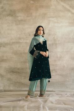 Sureena Chowdhri, Velvet Suit Design, Velvet Kurta, Velvet Dress Designs, Velvet Dresses, Salwar Kamiz, Designer Anarkali, Indian Dresses Traditional, Traditional Indian Outfits