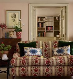 Mixing Patterns Living Room, Turkey Hill, Cottagecore Living, Rose House, Apartment Decorating On A Budget, English Country Style, English Decor, Living Room Design Inspiration, Pretty Decor