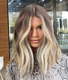 Blonde Long Bob With Money Piece, Mid Hair Length Balayage, Balayage Hair Blonde Front Face Framing, Cute Haircut 2023, Soft Effortless Blonde, Short Blonde Hair On Round Face, Lob With Round Face, Blonde Hair Money Piece Curtain Bangs, Haircuts For Round Faces Shoulder Length