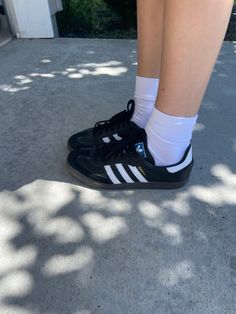 Sambassssss Samba Shoes, Mens Shorts Outfits, Adidas Trainers, Adidas Originals Mens, Hype Shoes, Best Sneakers, Swag Shoes, Adidas Samba, Pretty Shoes