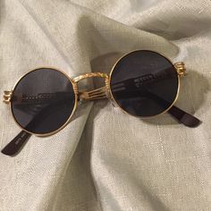 Black Lens Vintage Style Sunglasses With Gold Frame Dark Academia Sunglasses, Vintage Black Sunglasses For Beach, Vintage Black Beach Sunglasses, Black And Gold Sunglasses, Hippie Glasses, Sunglasses Aesthetic, Style Sunglasses, Gold Sunglasses, Black Vintage