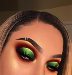 Riquelle Medrano on Instagram: “✨🎄M I S T L E T O E 🎄✨ ............................................................ Hey guys!! I’m finally back with a Christmas themed…” Eye Makeup Glitter, Maquillage Yeux Cut Crease, Makeup Cantik, Make Up Designs, Drag Make-up, Chic Makeup, Beauty Make-up, Makijaż Smokey Eye, Colorful Eye Makeup