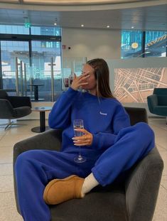 Sweatsuit Outfits Women, Sweat Set Outfits, Track Suit Outfit, Sweat Suits Outfits, Sweatsuit Outfits, Foto Baby, Chill Outfits, Airport Outfit, Winter Fashion Outfits