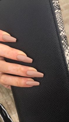 Discover the best bridesmaid nails ideas that you will absolutely love. Get inspired for your wedding day with stunning nail designs. Nude Nail Design, Long Nail Ideas, Biotin Supplement, Minimalist Nail, Nude Nail Designs, Stunning Nail Designs, Nude Nail