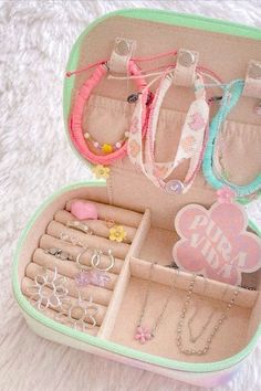 Preppy Jewlery, Summer Organization, Dressy Summer Outfits, Preppy Travel, Preppy Backpack, Preppy Accessories, Preppy Party, Preppy Gifts, Surf Jewelry