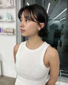 Asian Short Bob Hairstyles, Asian Short Haircuts For Women, Chin Length Hair With Bangs Straight, Short Hairstyle Women Asian Round Face, Bob With Bangs Asian, Bixie Cut Straight, Short Tomboy Haircut For Women, Bixie Straight Hair, Bixie Haircut Girl