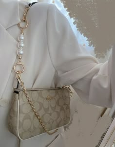 Clean Boujee Aesthetic, Disgner Bag, Trendy Crossbody Bags 2023, Purses And Handbags Aesthetic, Luxury Bags Aesthetic, Trendy Designer Bags, Designer Handbags Aesthetic, Designer Bags 2023, Aesthetic Purses