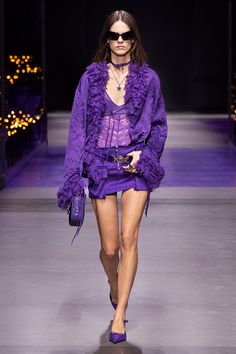 Versace Ss23, Versace Runway, Monochromatic Fashion, Versace Spring, Bella Hadid Outfits, Model Looks, Versace Fashion, Purple Outfits, Spring Summer 2023