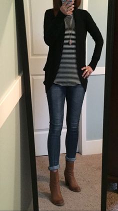 Black Jegging Outfits, Short Black Cardigan Outfit, Black Cardigan Outfit Casual, Friday Office Outfit Casual Jeans, Casual Work Outfits Jeans Office Wear, Short Black Cardigan, Winter Cardigan Outfit, Winter Womens Fashion