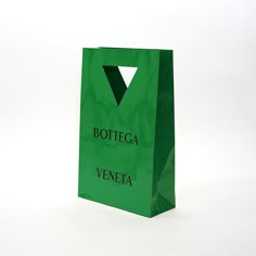 a green shopping bag with the words botteca and veneta printed on it