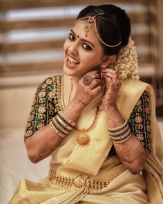 Kerala Saree Designs, Hairstyle On Saree, Kerala Traditional Saree, Kerala Hindu Bride, Bridal Hairstyle Indian Wedding, Bride Photos Poses, Kerala Bride