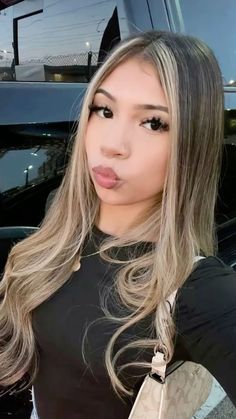 Blonde Hair Highlights With Money Piece, Jet Black Hair With Blonde Money Piece, Mix Of Blonde And Brown Hair, Blond Balayage With Bangs, Long Blonde Hair With Lowlights, Hair Diy Ideas Coloring, Blonde Highlights On Dark Hair Long, Highlights With Blonde Hair, Hair That Matches Skin Tone