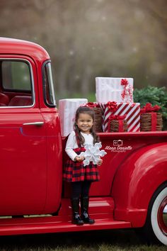 Christmas Truck Photoshoot, Truck Christmas Pictures, Outdoor Family Christmas Photos, Outdoor Christmas Photoshoot Ideas, Outdoor Christmas Photos, Christmas Mini Shoot, Old Red Truck, Vintage Truck Christmas