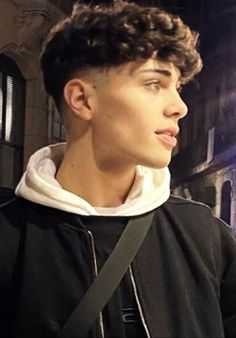 Wet Hair Look Men, Taper Fade Short Hair, Fade Haircut Curly Hair, Chicos Aesthetic, Low Taper Fade Haircut, Taper Fade Curly Hair, Best Fade Haircuts, Haircut Selfie, Male Haircuts Curly