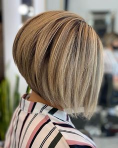 Top 32 Layered Bob Haircuts (2021 Pictures) Almond Highlights, Back Of Bob, Elegant Bob Hairstyles, Bob Angled, Back Of Bob Haircut, Latest Bob Hairstyles, Haircuts 2022, Short Layered Bob Hairstyles