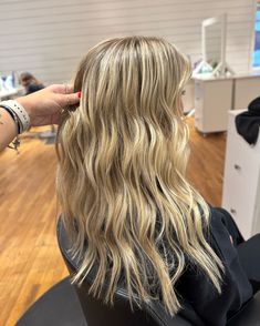 rooted + bright 🎀  #hairstylist #hairstylists #michiganstylist #mihairstylist #blonde #brunette #highlights #lowlights #livedinblonde #livedinhair #dimensionalblonde #rootsmudge #teasylights #balayage #haircut #holland #grandrapids #michigan