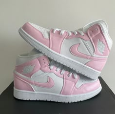 Jordan 1 Pink, Kotak Bento, Custom Air Jordan 1, Custom Air Jordan, Sneakers Air Jordan, Pink Jordans, Pretty Sneakers, Mid Sneakers, Nike Shoes Girls