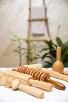 Equipos de madera para masajes anticelul... | Premium Photo #Freepik #photo #spa #masaje-spa #masaje #spa-belleza Maderotherapy Massage, Leg Massage, Vicks Vaporub, Thai Massage, Massage Room, Wellness Spa, Massage Techniques, Spa Massage, Massage Roller