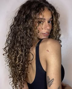 Woman With Tattoos, Dyed Curly Hair, Highlights Curly Hair, Brown Curly Hair