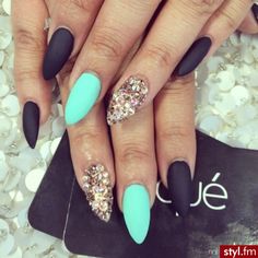 Don't know how I feel about the scary bird like pointy nails but I like the black turquoise and glitter gold Matte Nail Art, Stiletto Nails Designs, Fancy Nails, Manicure E Pedicure, Matte Nails