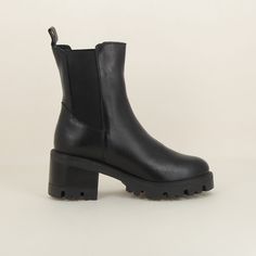 Modèle : 8070 Marque : Myma Couleur : Noir BOOTS TALON MYMA ★ Talon : Talon robuste de 6 cm, pour un look confortable, idéal au quotidien. ★ Semelle : En gomme antidérapante, offrant une excellente adhérence, même sur les surfaces glissantes. ★ Soufflet elastiqué ★ Matériau : Extérieur en cuir lisse noir, ajoutant une note intemporelle ★ Patte d'enfilage Hauteur de talon : 6 cm Tige : CUIR Doublure : CUIR Première de propreté : CUIR Semelle d’usure : GOMME ...