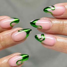 green nails Green Chrome Nails Designs, Green Chrome Nails, Nail Art Green, Mint Green Nail Polish, Flame Nail Art, Swirl Nail Art, Disney Acrylic Nails, Green Acrylic Nails, Nail Designs Pictures