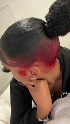 Skunk Hair On Black Women, Hair Died Idea, Red Hair Black Women Natural, Stunk Strip Hairstyles, Red Skunk Hair, Red Natural Hair Black Women, Dyed Edges, Hair Stripes, Skunk Stripe