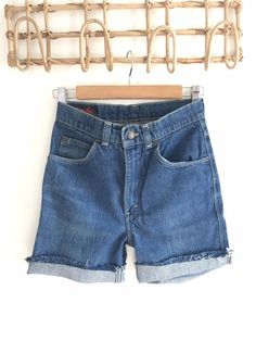 Waist:26”Rise:10.5”Hips:32”Inseam:6”These are USA made Movin’ On Levis zip fly cutoffs circa the late 70’s or early 80’s. They’re tagged a vintage 28” but fit a modern 26” at largest. Please follow the measurements provided above and in the photos for an accurate fit as true vintage runs small and narrow. They’re cut to the perfect unisex length and have amazing details on the pockets and feature a rare blue tab. 🍑(5) Woodstock Fashion, Bohemian Jeans, Cutoff Jean Shorts, Sailor Pants, Levi Strauss & Co, Hippie Pants, Vintage Levis Jeans, Levi Strauss, Cut Off Jeans