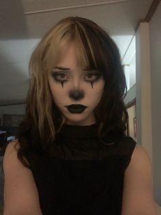 Simple Blood Makeup, Halloween Costumes Blood Ideas, Snoopy Makeup Look, At Home Clown Costume, Brown Clown Makeup, Feminine Clown Makeup, Face Paint Adults Halloween, Clown Costume Women Makeup, Egirl Clown Makeup