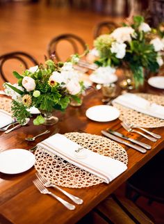 Casual Wedding Ideas: Textured Place Setting for Easy Reception Tablescape Casual Wedding Ideas, Casual Wedding Reception, Wedding Placemats, Charger Plates Wedding, Reception Table Settings, Round Table Decor, Reception Tablescapes, Ceremony Chairs, Informal Weddings