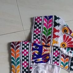 Sadu Bharat, Mirror Work Blouse, Traditional Blouse Designs, Elegant Blouse Designs, Blouse Hand Designs, Blouse Work, Chaniya Choli, Handmade Embroidery