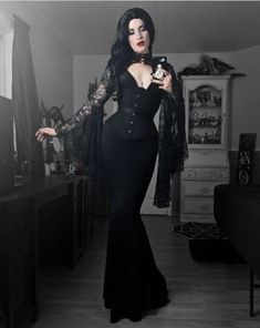 romantic goth - goth - gothic - gothic style - aesthetic goth - woman goth - goth makeup - alternative - alternative girl - subculture - goth girl romantic gothic girl - gótico - estilo gótico - estética gótica - mulher gótica - maquiagem gótica - alternativo - garota alternativa - subcultura - baby bat Gothic Style Fashion, Goth Prom, Goth Princess, Page Photo, Gothic Shop, Model Top