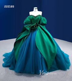 green Christmas wedding gown Peacock Ball Gown, Green And Blue Party, Peacock Wedding Dresses, Court Train Prom Dress, Cinderella Ball, Champagne Quinceanera Dresses, White Quinceanera Dresses, Purple Quinceanera Dresses, Black Quinceanera Dresses