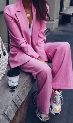 Casual Classy Outfits, Suits And Sneakers, Pink Suit, Cooler Look, Looks Street Style, Lv Handbags, Trending Sneakers, Business Outfit, Mode Inspo