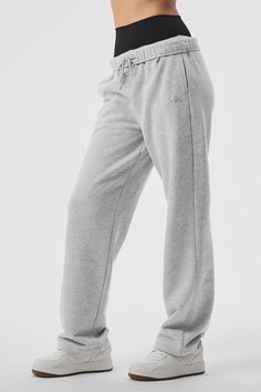 Okay, so we’re pretty much obsessed with this new, straight-leg version of the Accolade Sweatpant — it’s a super soft, leveled-up classic with a chrome Alo logo detail and powerful, performance tech for studio & street. Wear it in cold weather with a bold jacket and transition to warmer weather with slides. Find your fit and see all the ways to style it. EXPLORE ACCOLADE. Alo Yoga Outfit, The Accolade, Airport Outfit Ideas, Comfy Airport Outfit, Comfortable Travel Outfit, Cute Sweatpants, Gray Accessories, Grey Sweats, Grey Sweatpants